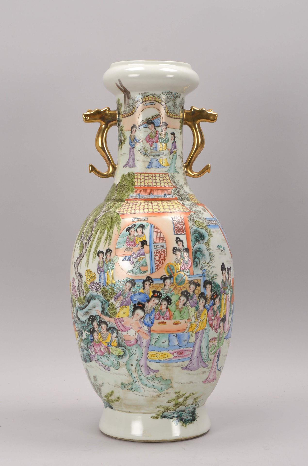 Porzellanvase (China, 20. Jahrhundert), mit polychromer Bemalung (-Frauendarstellungen in Hof und Ga