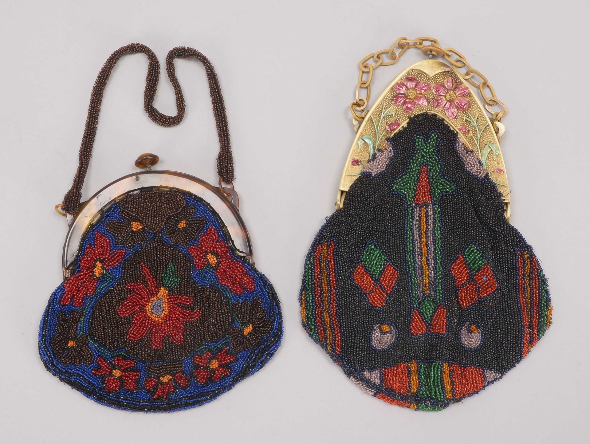 2 Damenhandtaschen/Abendtaschen (1920er Jahre), jeweils mit floraler Perlenstickerei, mit Bakelitbue