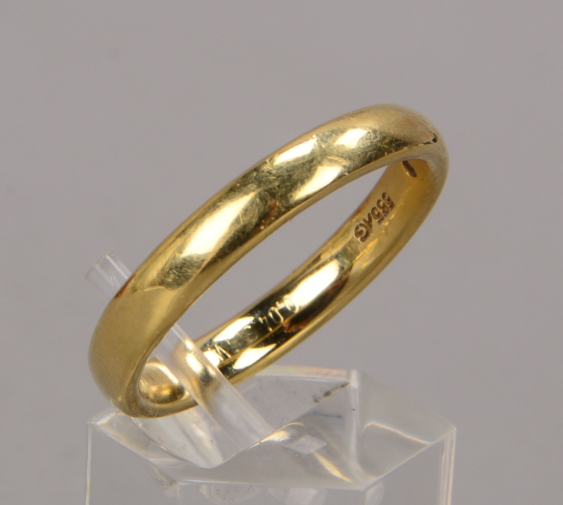 Ring, 585 GG (gez.), mit einzelnem kleinem Diamant von 0,04 ct, RG 61, Gewicht 5,50 g