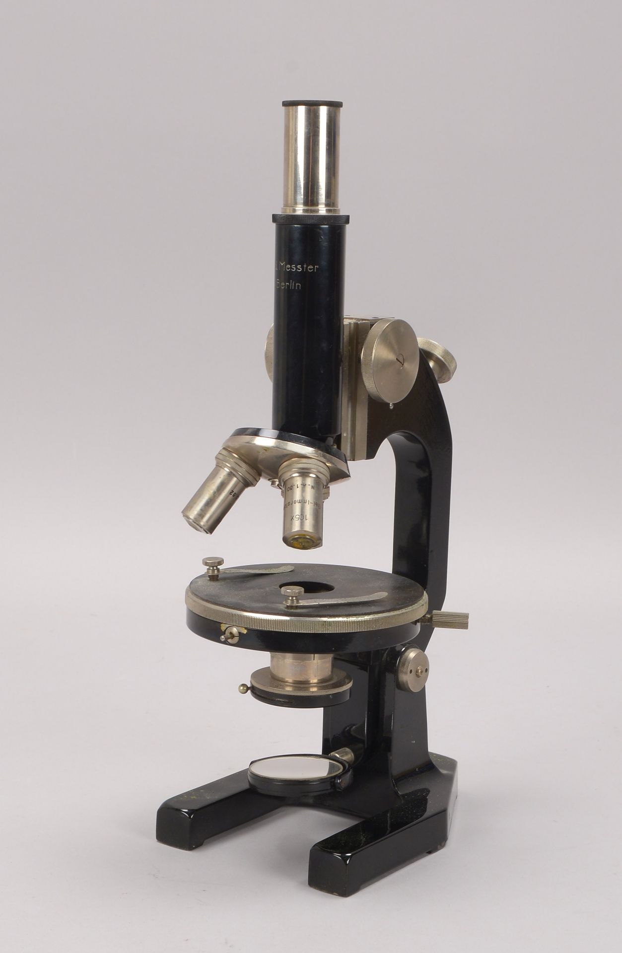 Antikes Mikroskop, Hersteller -Ed. Messter/Berlin-, im Holzkasten, mit Zubehoer, Hoehe Mikroskop: bi