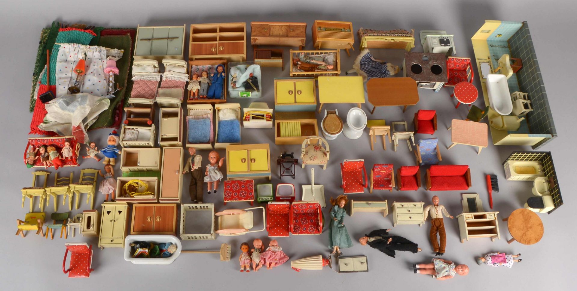 Puppenhaus-Zubeh&ouml;r, umfangreiches Lot: diverses Mobiliar (&#039;K&uuml;che&#039;, &#039;Fernseh