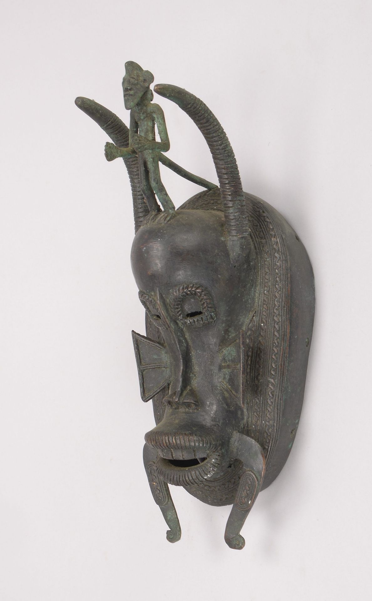 Maske (wohl Mali/Afrika) - sogenannte -Ziegenmaske-, Bronze, Hoehe 32 cm, Breite 12,5 cm