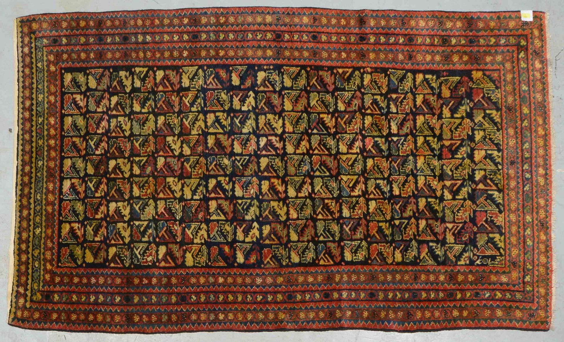 Orientteppich (Kaukasusgebiet?), antik, Pflanzenfarben, mit stiliserten Motiven durchgemustert, mit