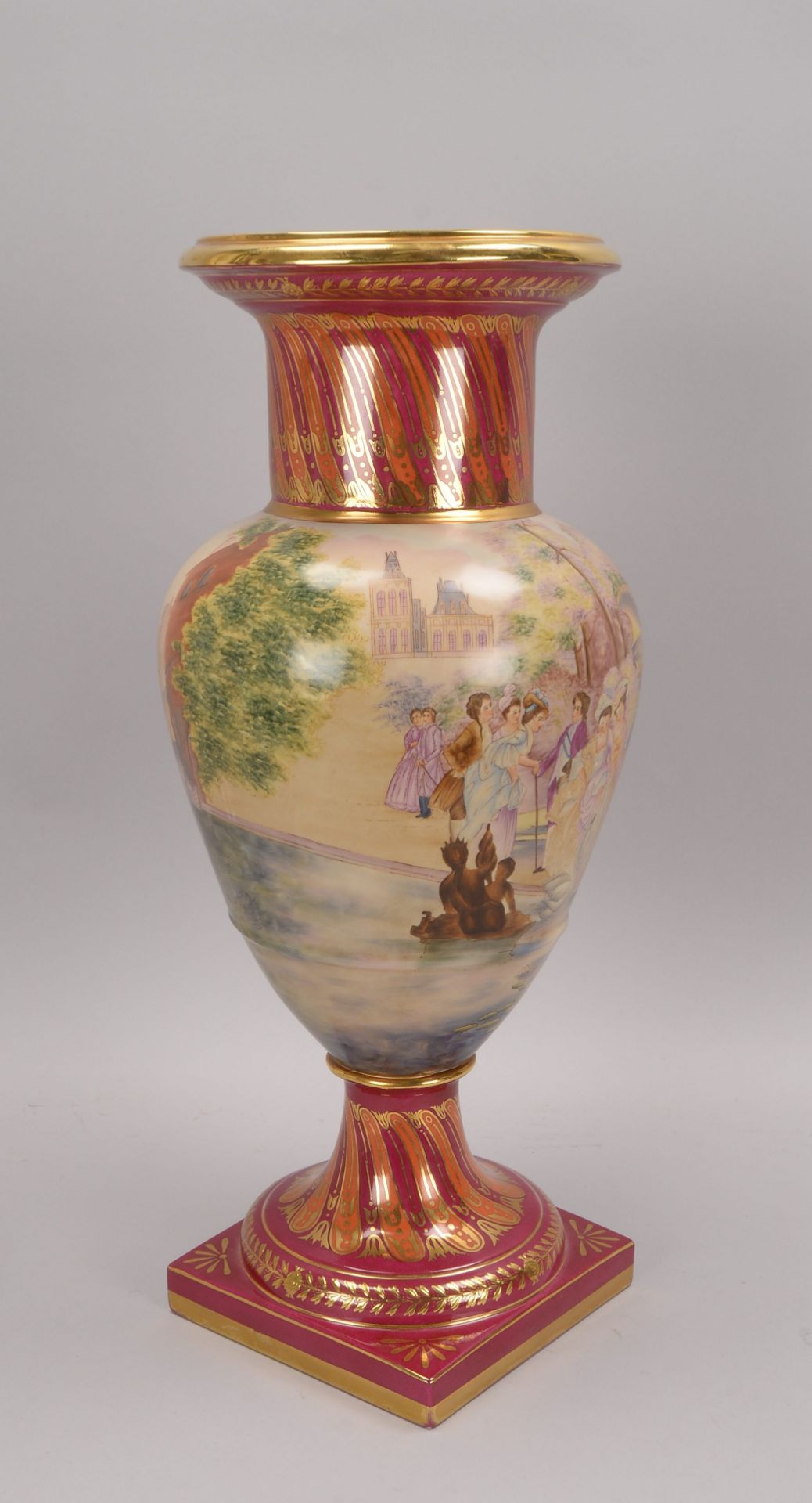 Royal Vienna, grosse Porzellanvase, ovoider Korpus, mit -Galanten Szenen- auf bordeauxrotem Fond, pa - Image 5 of 8