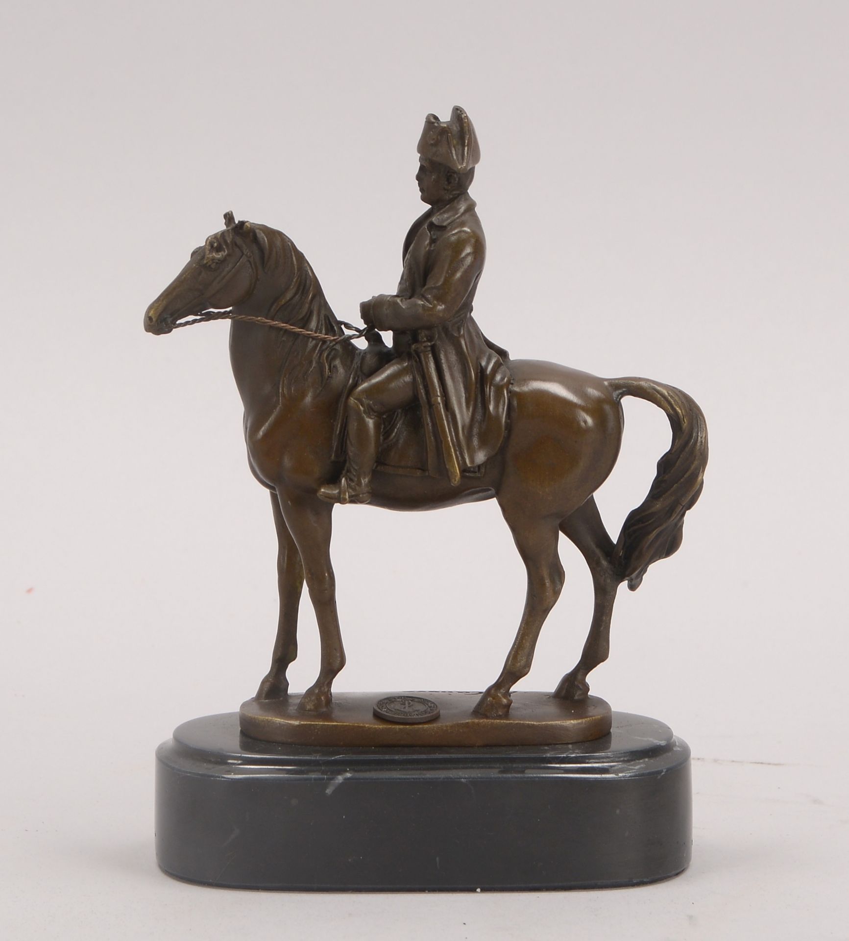 Bronzeskulptur (Bronzeguss nach A. Canova), -Napoleon zu Pferde-, Figur mit Giesserpfennig, auf Marm - Image 2 of 3