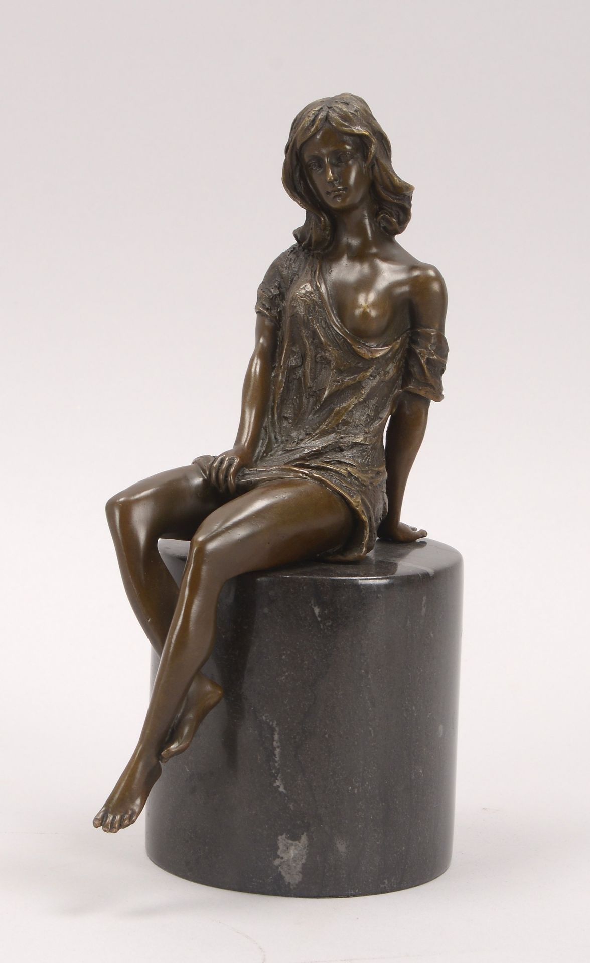 Bronzeskulptur (Bronzeguss nach J. Patoue), -Laszive Frau-, Figur mit Giesserpfennig, auf Marmorsock