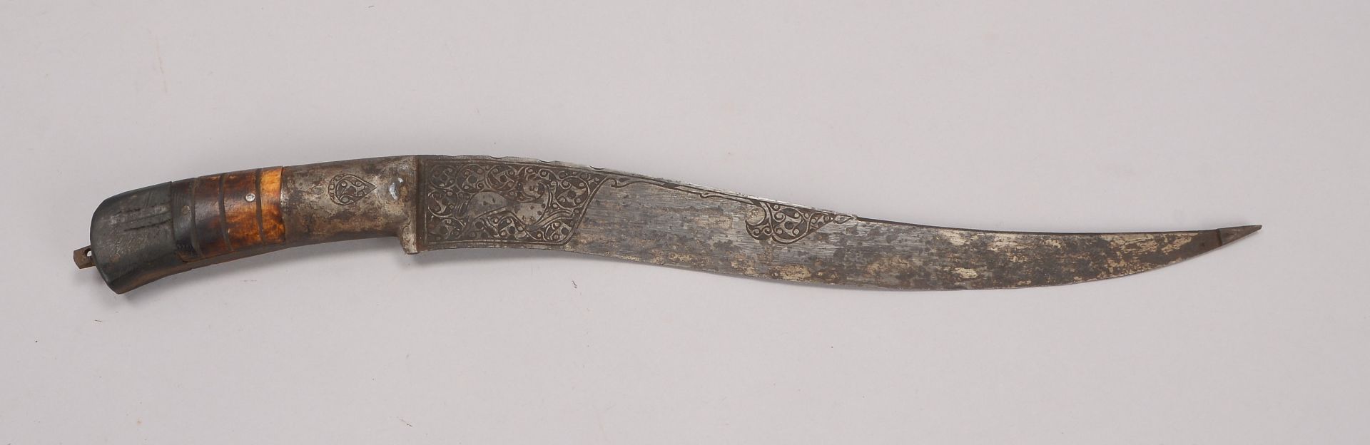 Dolch (Iran), geschwungene Klinge mit Reliefdekor, Griff partiell mit Knochen staffiert, Laenge Klin - Image 2 of 3