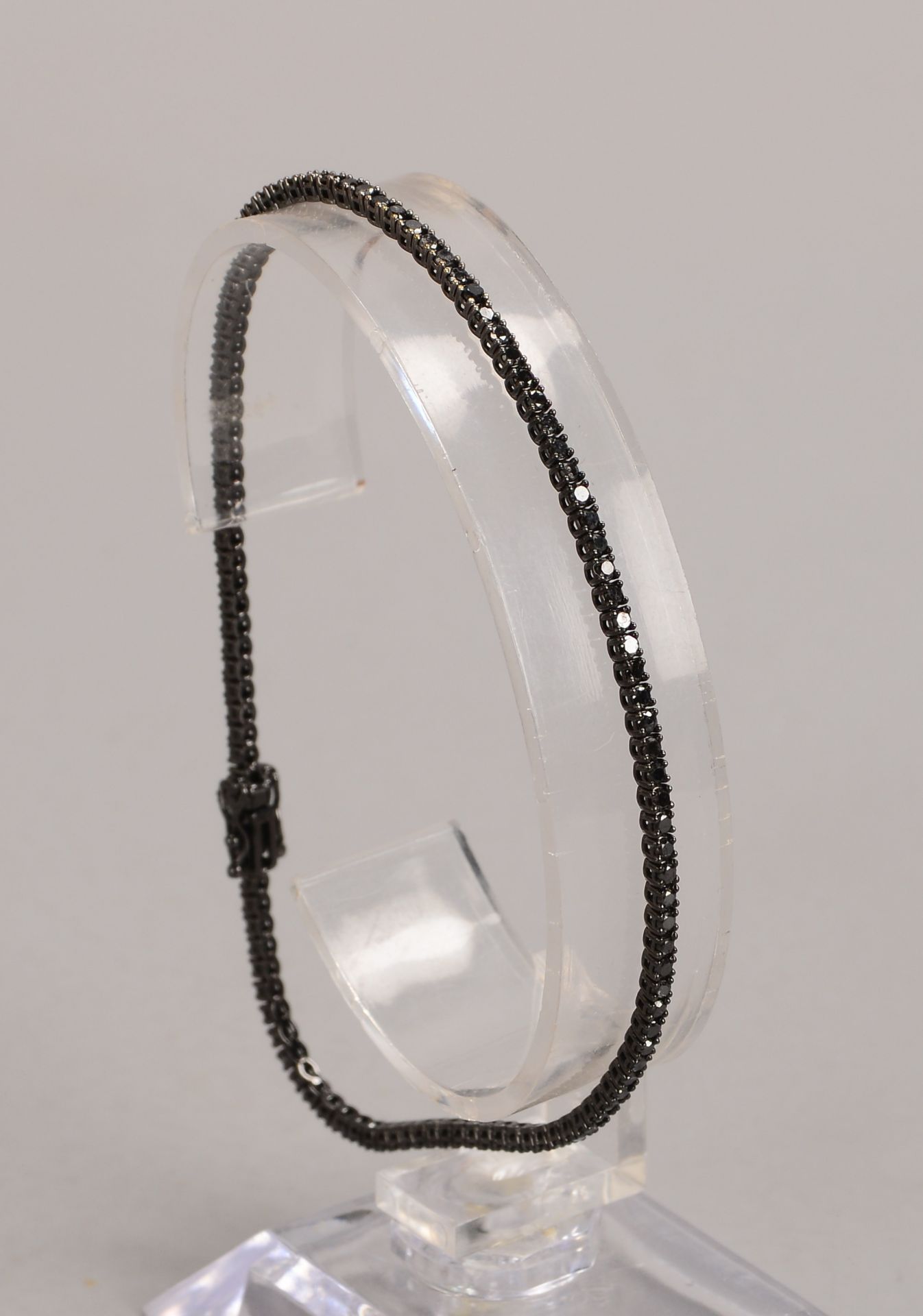 Tennisarmband, 750 Gold/geschwaerzt (gest.), besetzt mit schwarzen Brillanten/zusammen ca. 1,79 ct,