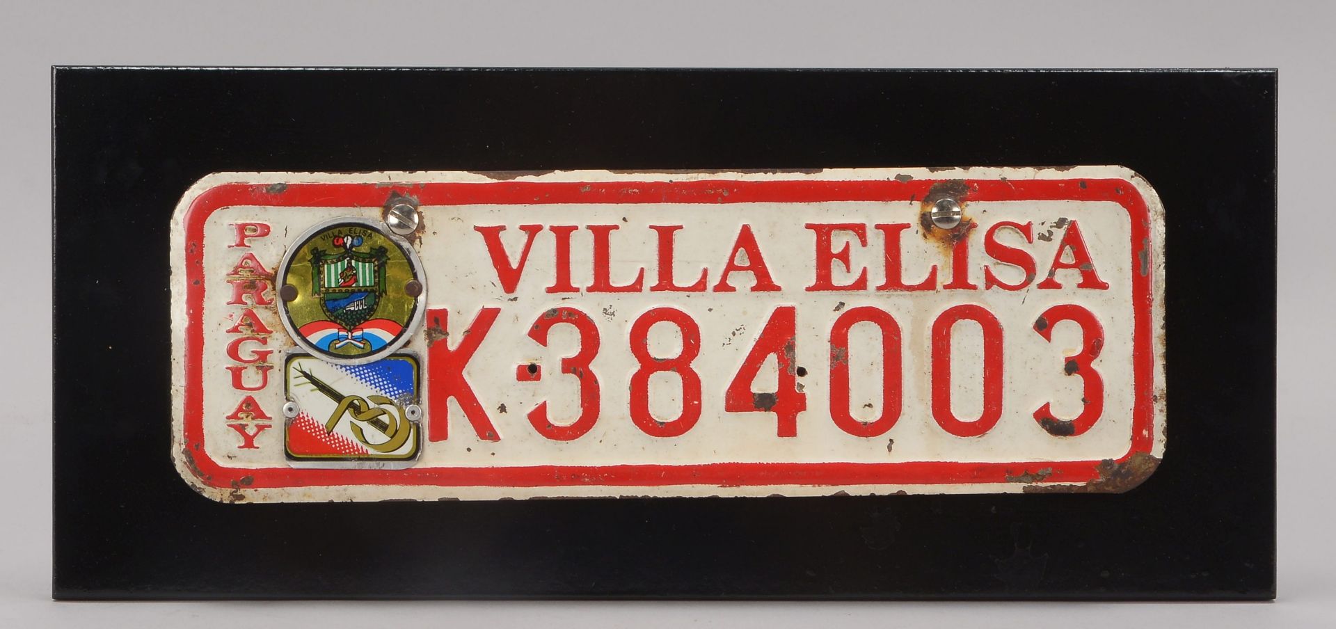 Autokennzeichen (Paraguay), -Villa Elisa K-384003-, auf Holzplinthe, Laenge 37,5 cm