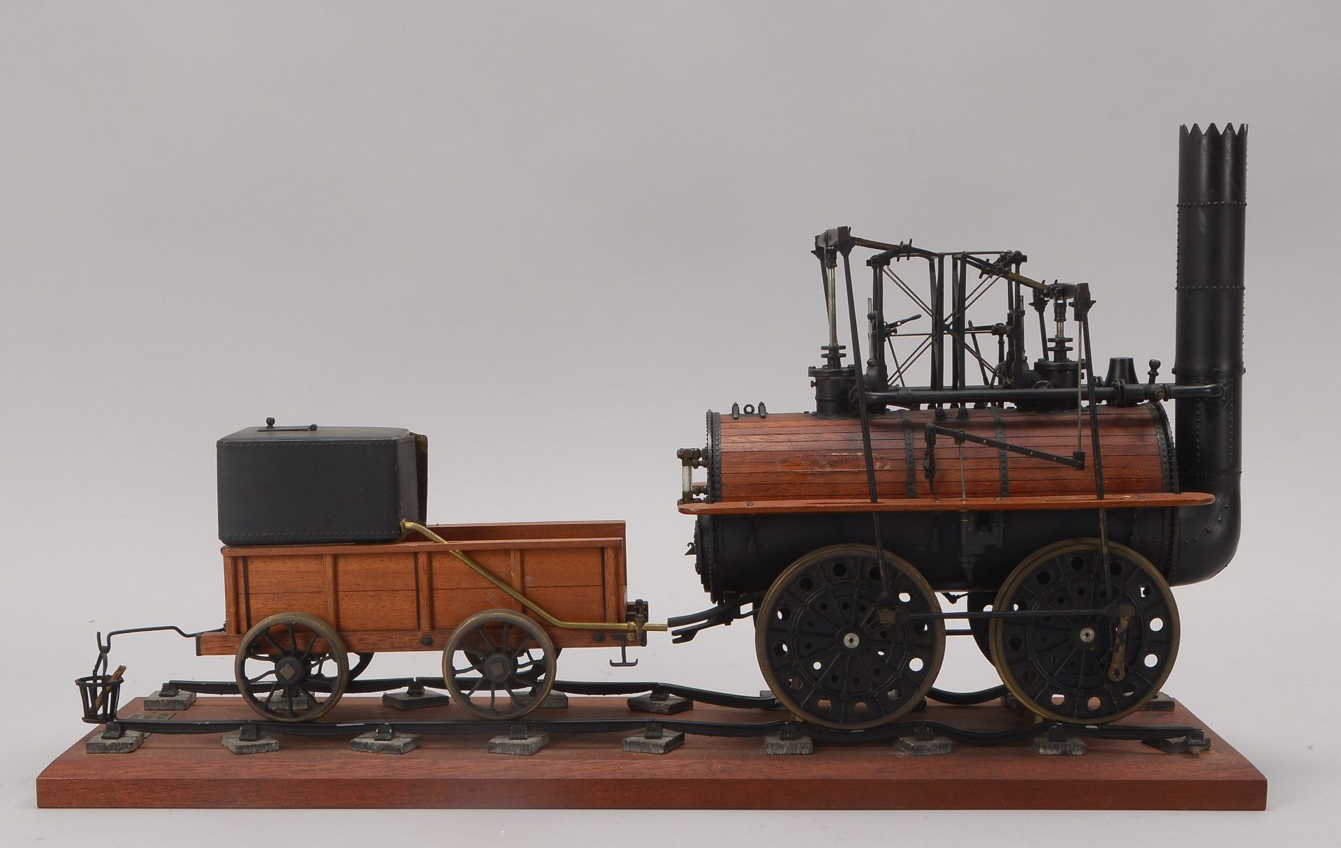 Dampfmaschinen - Modell, - Locomotion -, mit Anhänger auf Gleissockel, Metafot / Wuppertal, fahrbar,