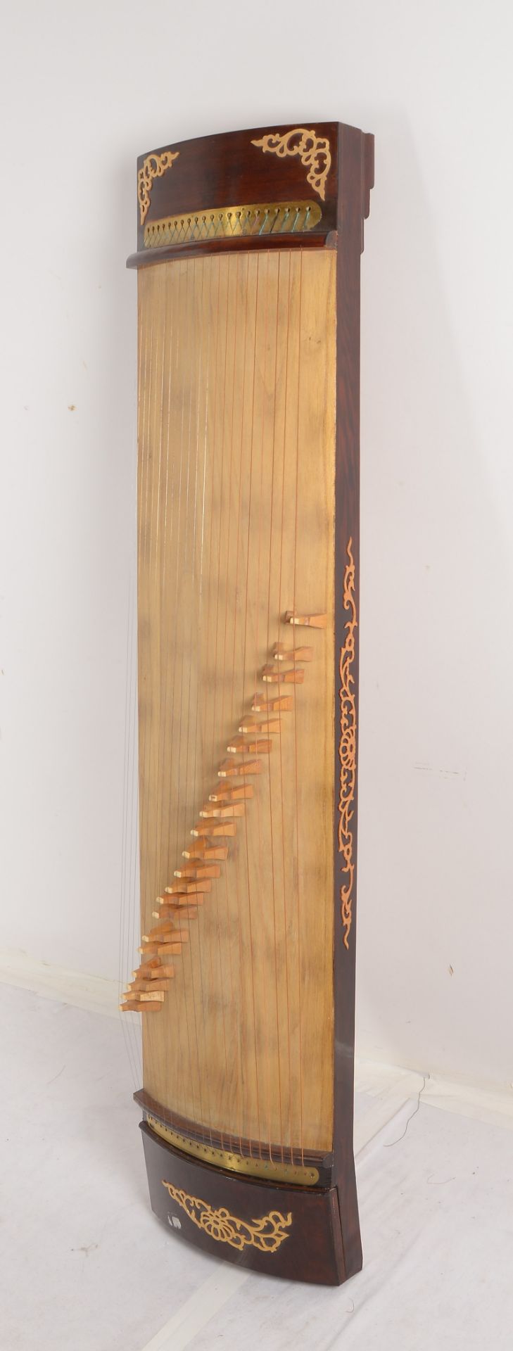 Chinesische Harfe (Guzheng), sog. W&ouml;oebbrettzither, L&auml;nge ca. 146 cm, guter Zustand, Ersat - Image 2 of 3