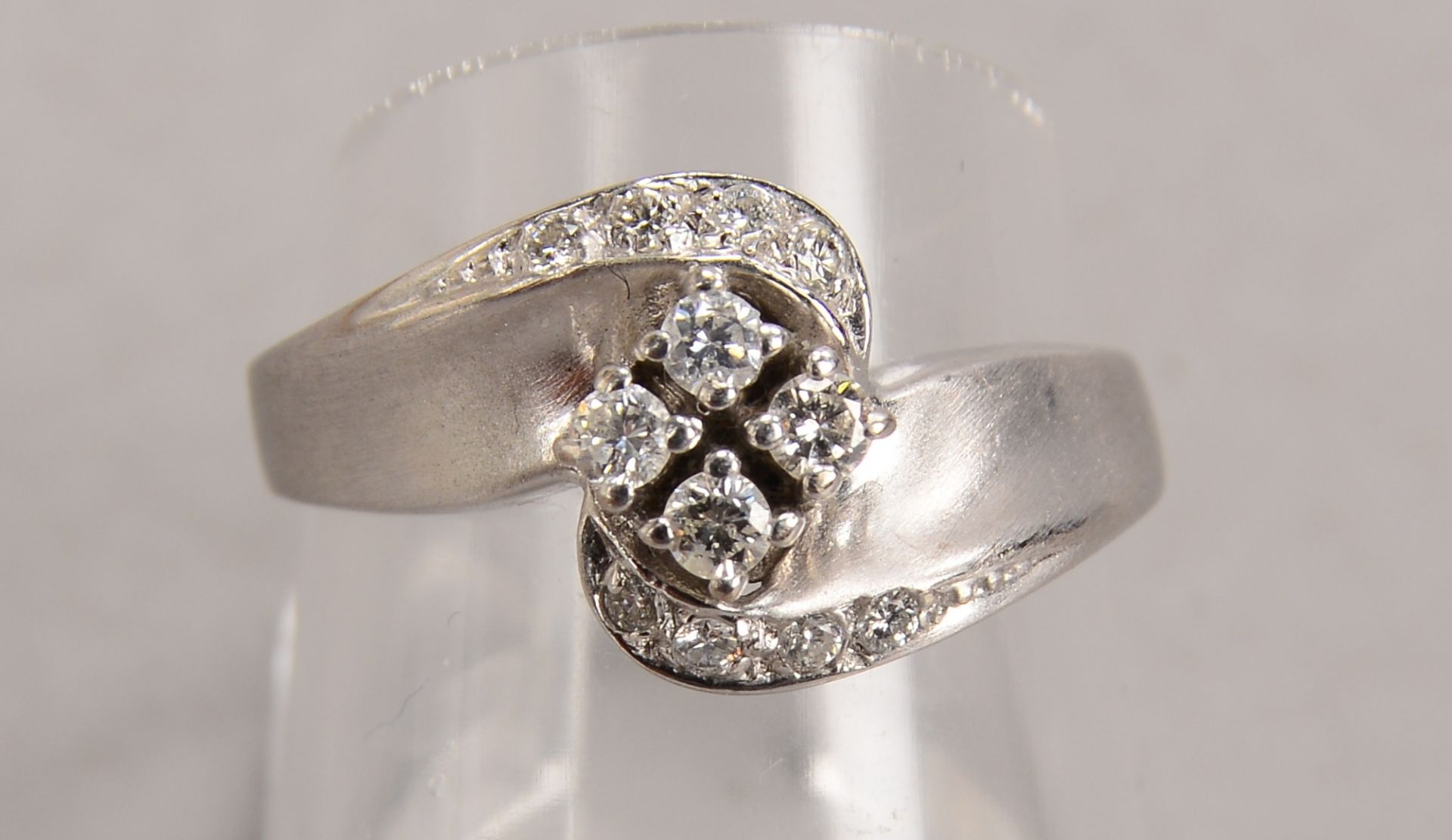 Ring, 585 WG (gest.), mit Brillantbesatz/zusammen ca. 0,20 ct, RG 54, Gewicht 3,80 g - Image 2 of 2