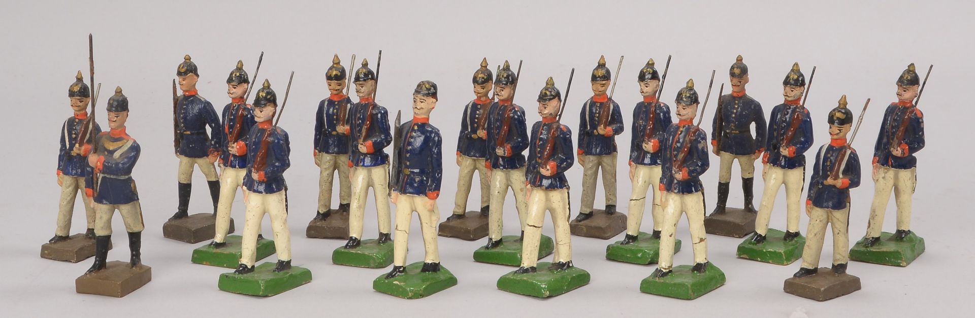Kleine Soldatenfiguren-Sammlung (I. WK), -Infanterie-, Figuren teils Holz/teils Lineol, jeweils farb