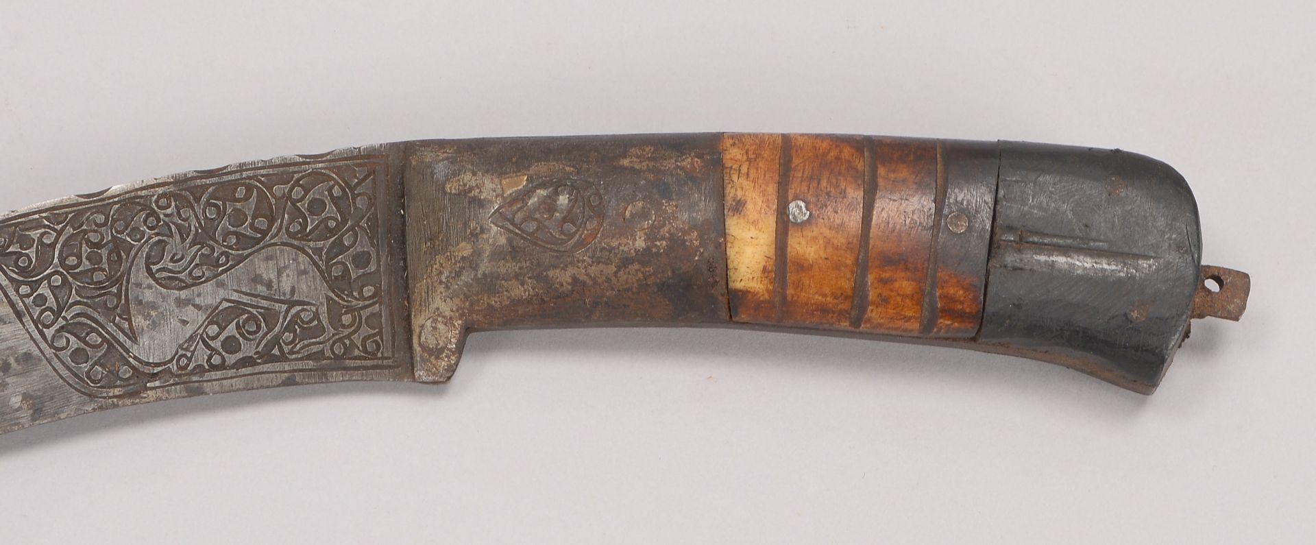 Dolch (Iran), geschwungene Klinge mit Reliefdekor, Griff partiell mit Knochen staffiert, Laenge Klin - Image 3 of 3