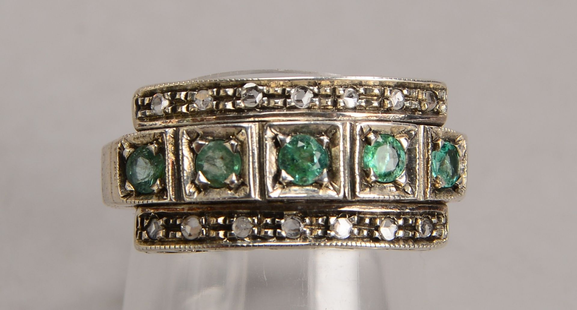 Ring (Art deco-Stil), 375 GG/Silber (gest.), mit Smaragdbesatz und Diamanten, Steine im Rosenschliff - Image 2 of 2