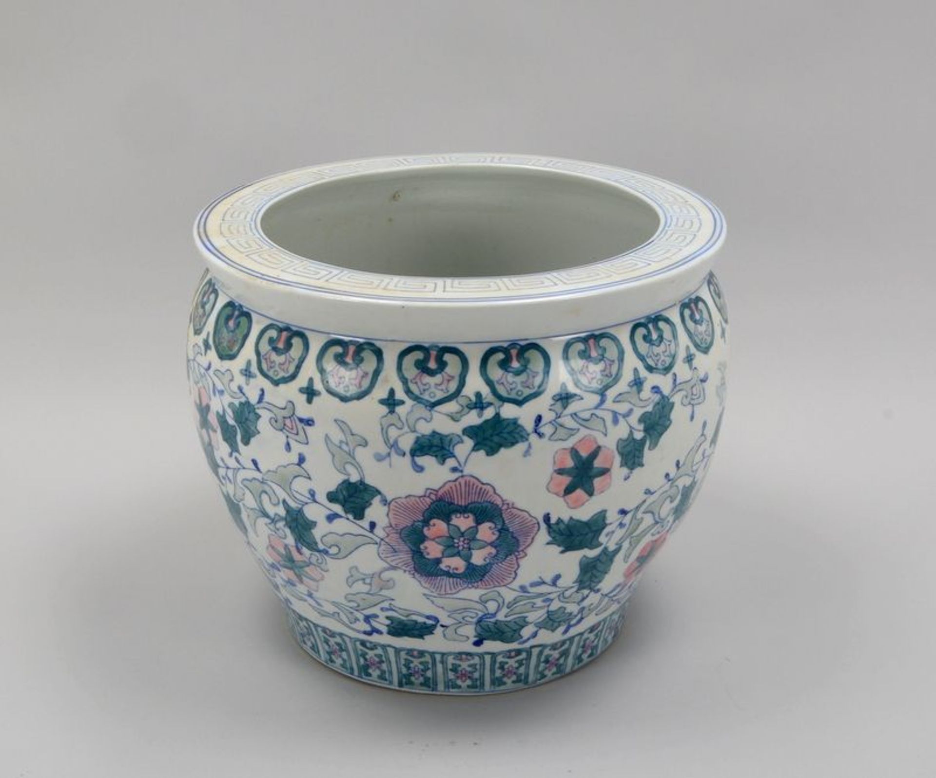 Gro&szlig;er Blumen&uuml;bertopf (20. Jahrhundert), Porzellan, polychromes chinesisches Dekor; H&oum - Image 2 of 2