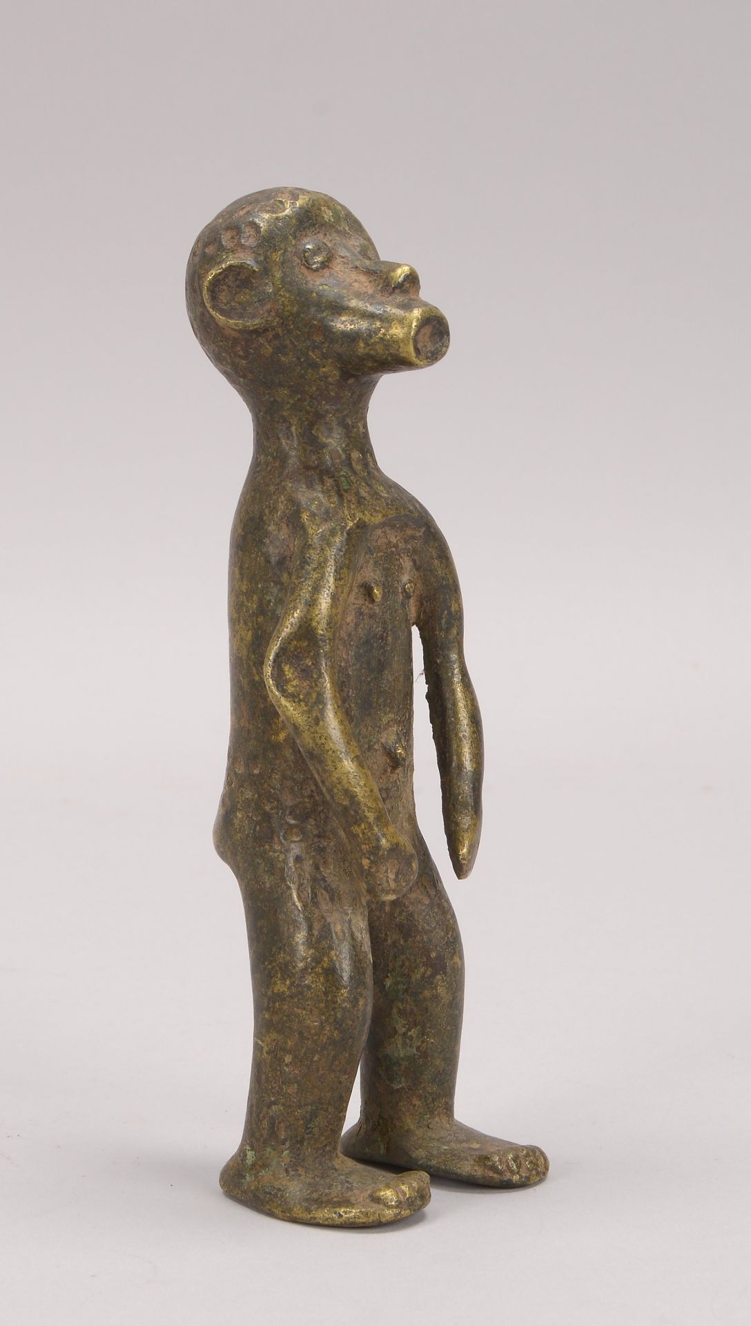 Bronzeskulptur (Afrika), -Stehender Mann-, Figur in leicht abstrahierter Gestaltung, Hoehe 21 cm - Image 2 of 2