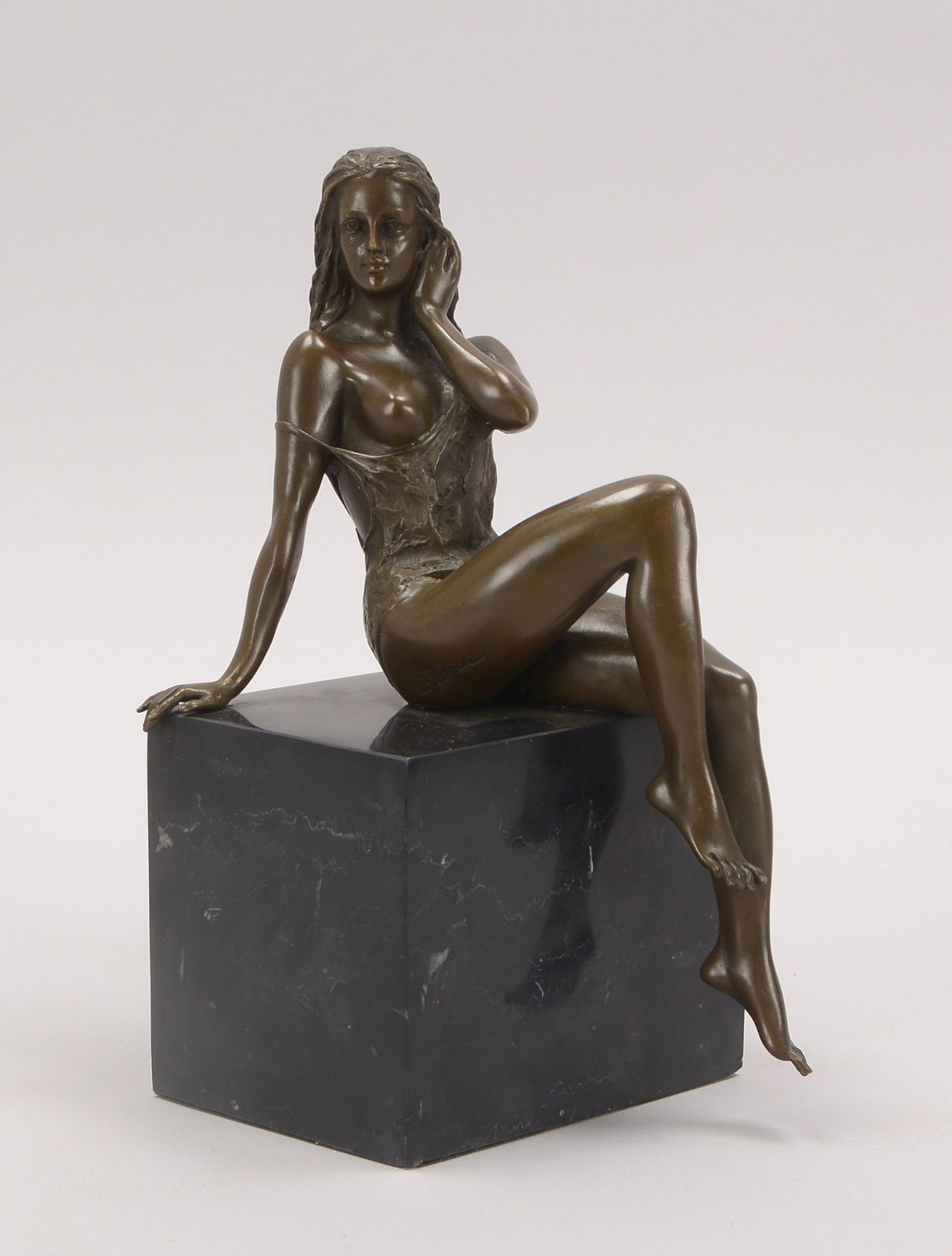 Bronzeskulptur (Bronzeguss nach J. Patone), -Sitzende Frau - lasziv-, Figur mit Giesserpfennig, auf