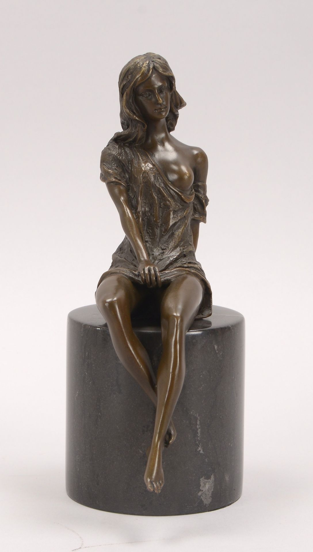 Bronzeskulptur (Bronzeguss nach J. Patoue), -Laszive Frau-, Figur mit Giesserpfennig, auf Marmorsock - Image 2 of 2