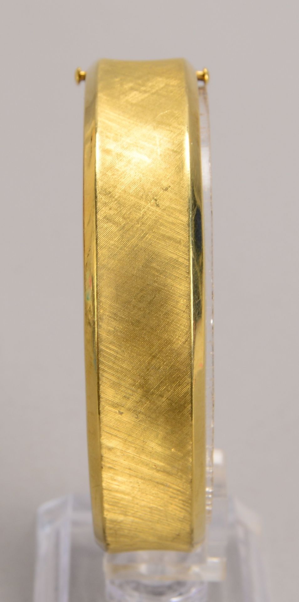 Armspange, 585 GG (gest.), mit Klappscharnier und Steckschliesse, Innendurchmesser 5,5 x 6,3 cm, Gew - Image 2 of 2
