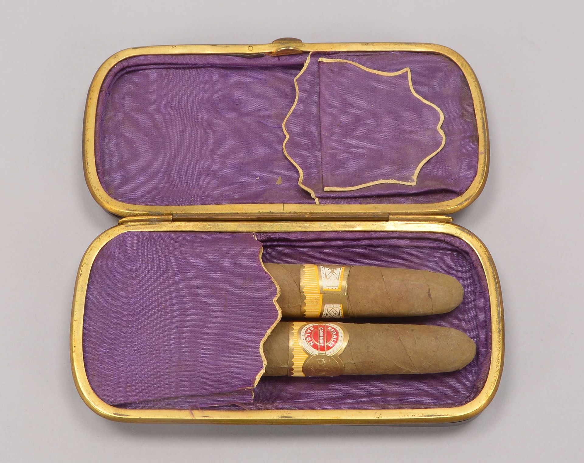 Antikes Zigarrenetui, Schildpatt, mit Perlmutteinlagen, dazu Tabakbeutel, Leder, mit Perlstickerei