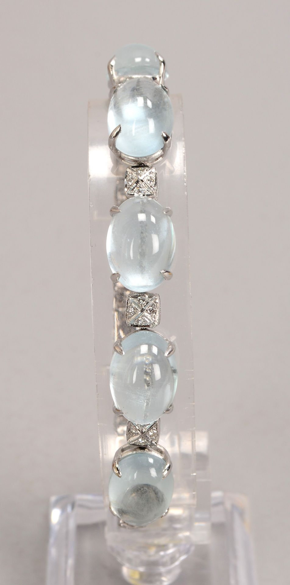 Armband, 750 WG (gest.), mit 5-fachem Aquamarinbesatz, Steine im Cabochonschliff, sowie mit Diamante - Image 2 of 2
