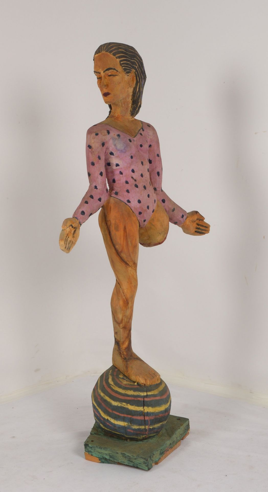 Zoyt (aka Hans-Peter Conen, 1957 Vancouver), Holzskulptur, -Frau mit amputiertem Bein-, Holz farbig - Image 2 of 2