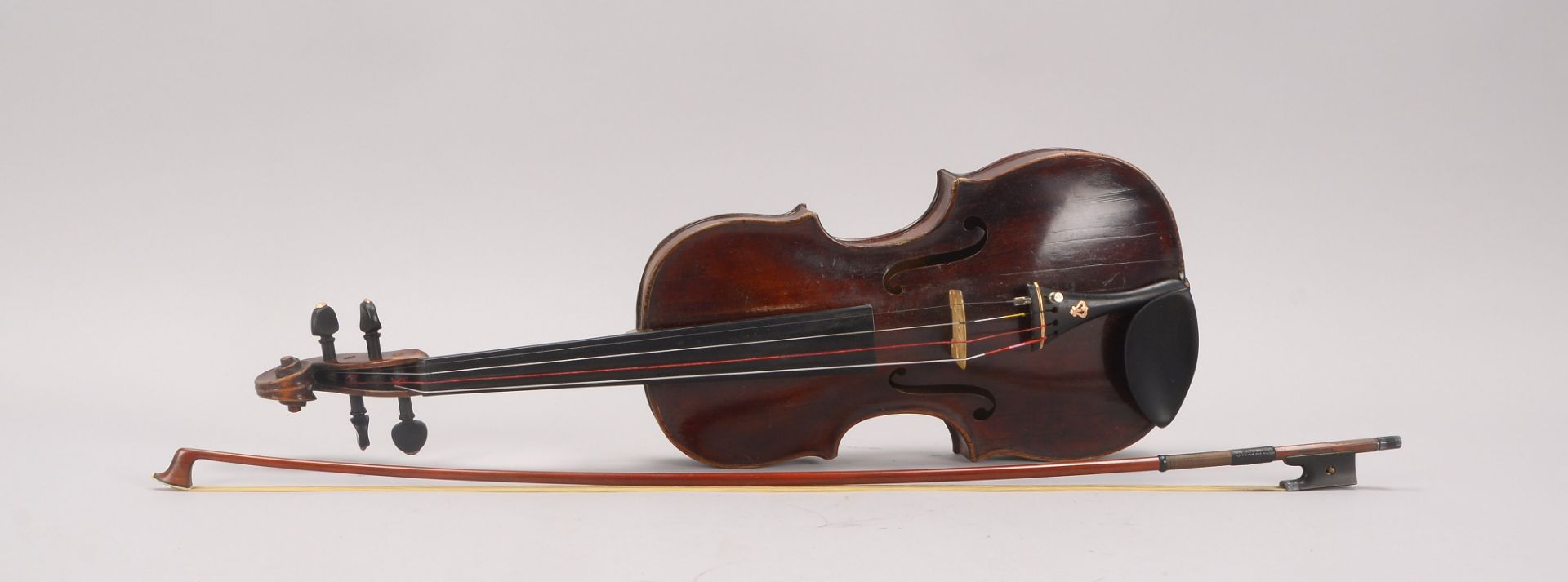 Geige, ohne Herstellermarke, mit Bogen, mit Stoffhuelle, im original Koffer, Laenge 60 cm (mit Gebra