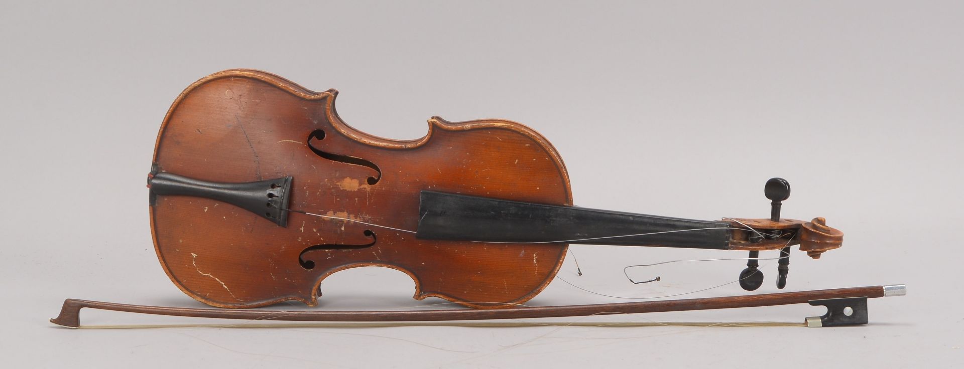 Geige, Innenkorpus mit bezeichnetem Etikett: -Antonius Stradivarius Cremonensis Faciebat Anno 1725-,
