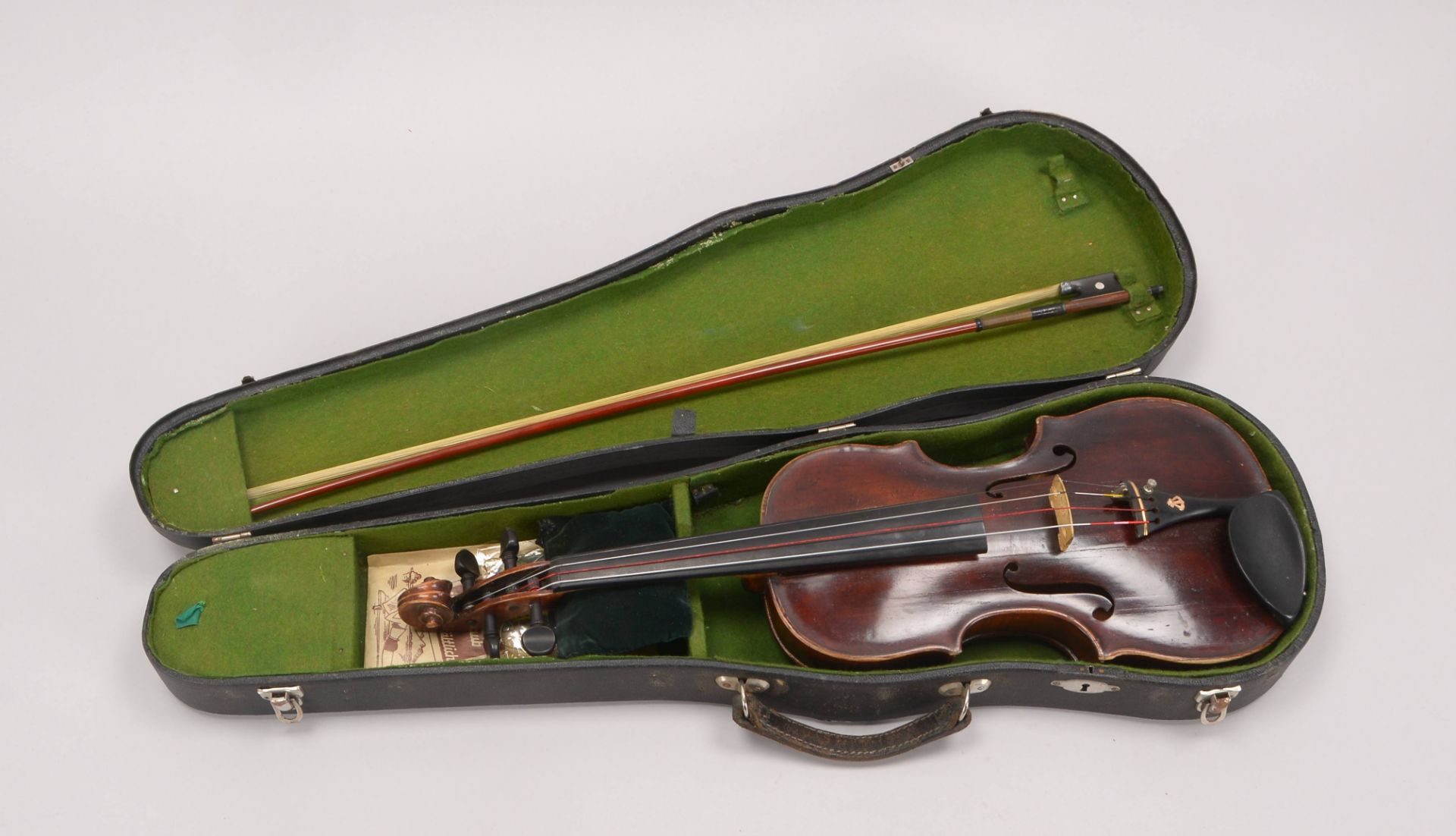 Geige, ohne Herstellermarke, mit Bogen, mit Stoffhuelle, im original Koffer, Laenge 60 cm (mit Gebra - Image 2 of 2