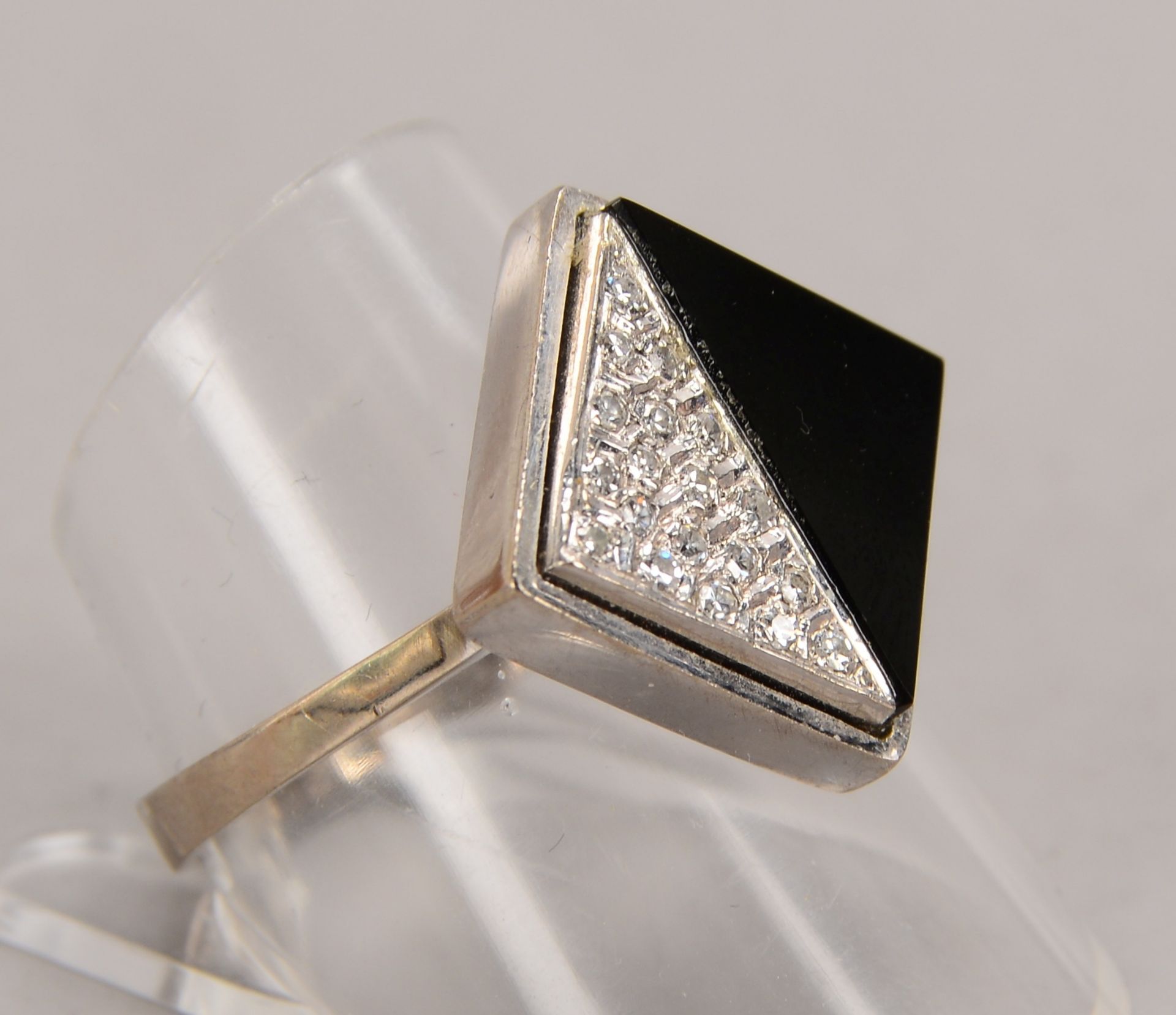 Ring, 585 WG (gest.), besetzt mit Brillanten und Onyx, RG 60, Gewicht 5,90 g