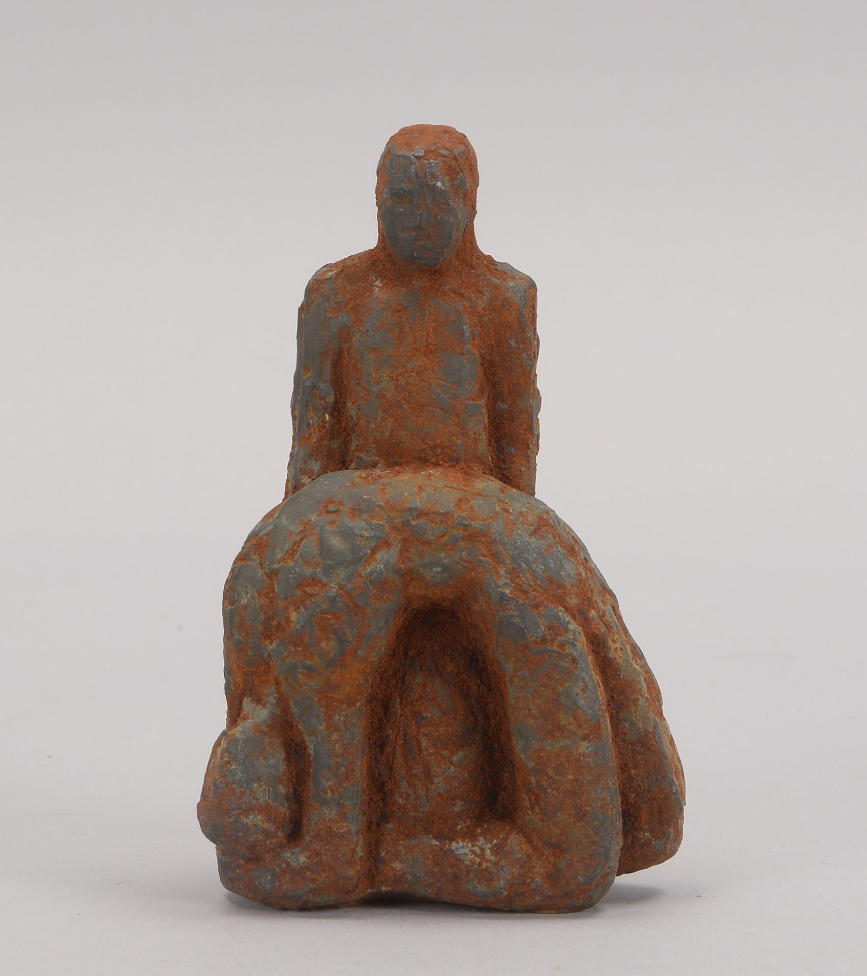 Eisenskulptur, -Pieta-, nummeriert und monogrammiert -Doe-, Figur mit Rostpatina, Hoehe 14 cm