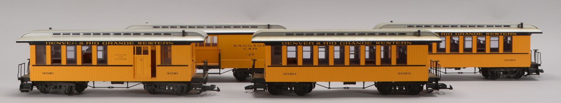 4 LGB Waggons, Spur G, 2 Personen und 2 Gepaeckwaggons, Laenge ca. 44 cm