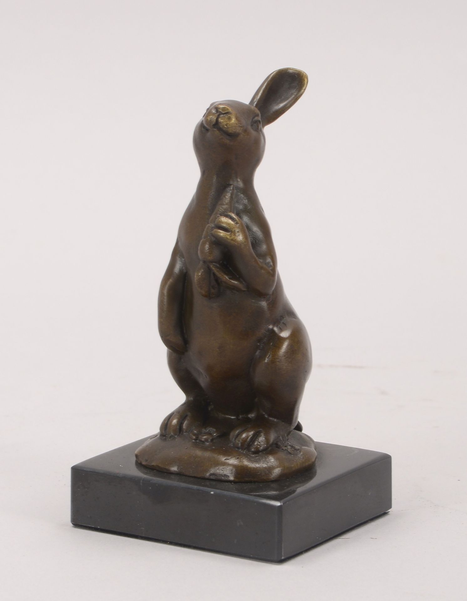 Bronzeskulptur (Bronzeguss nach Milo), -Hase mit Karotte-, Figur mit Giesserpfennig, auf Marmorsocke