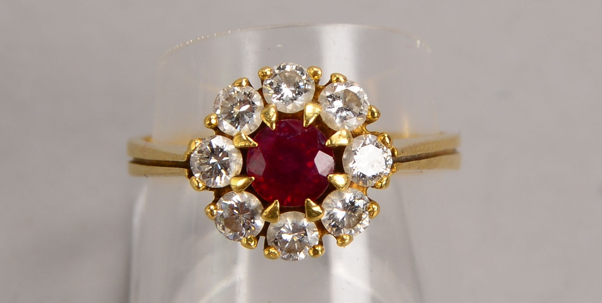 Ring, 750 GG (gest.), besetzt mit einzelnem Rubin von 0,67 ct, mit einer Entourage aus Brillanten/zu - Image 2 of 2