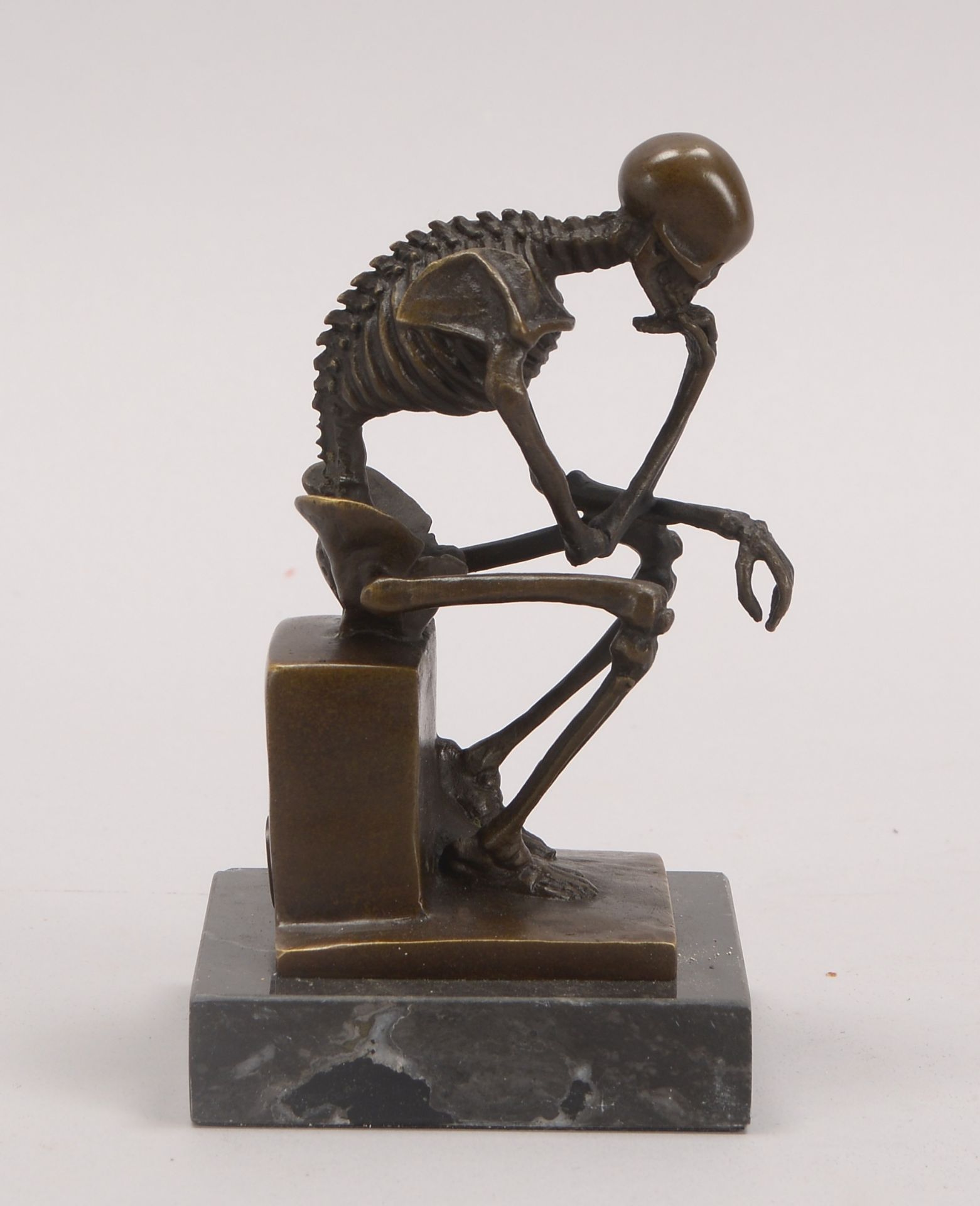 Bronzeskulptur (Bronzeguss nach Milo), -Skelettierter Denker-, Figur mit Giesserpfennig, auf Marmors - Image 2 of 3