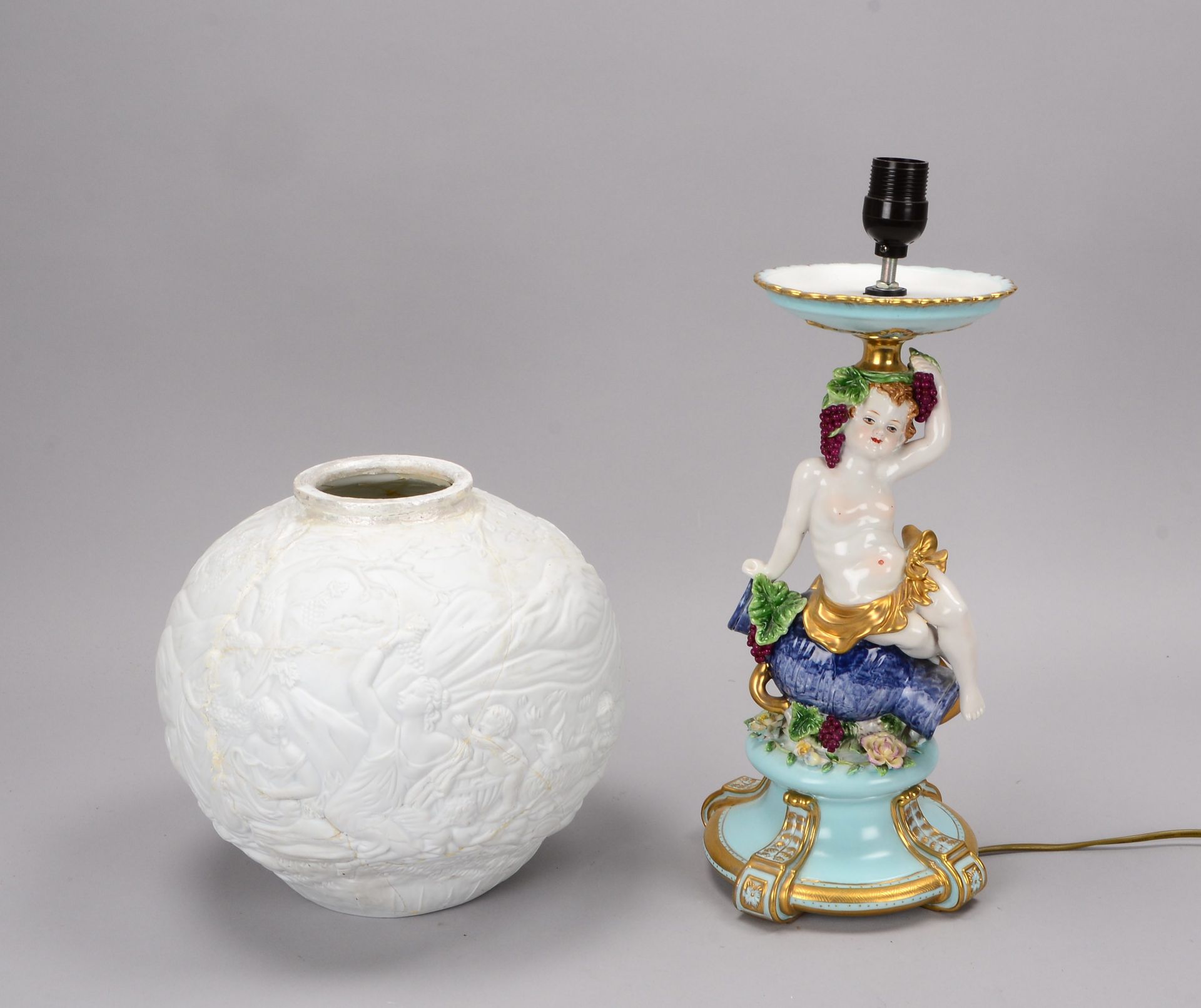 Tischlampe, figuerlicher Porzellanfuss, Motiv &#039;Maedchenfigur auf Tonkrug mit Trauben&#039;, gem - Image 2 of 3