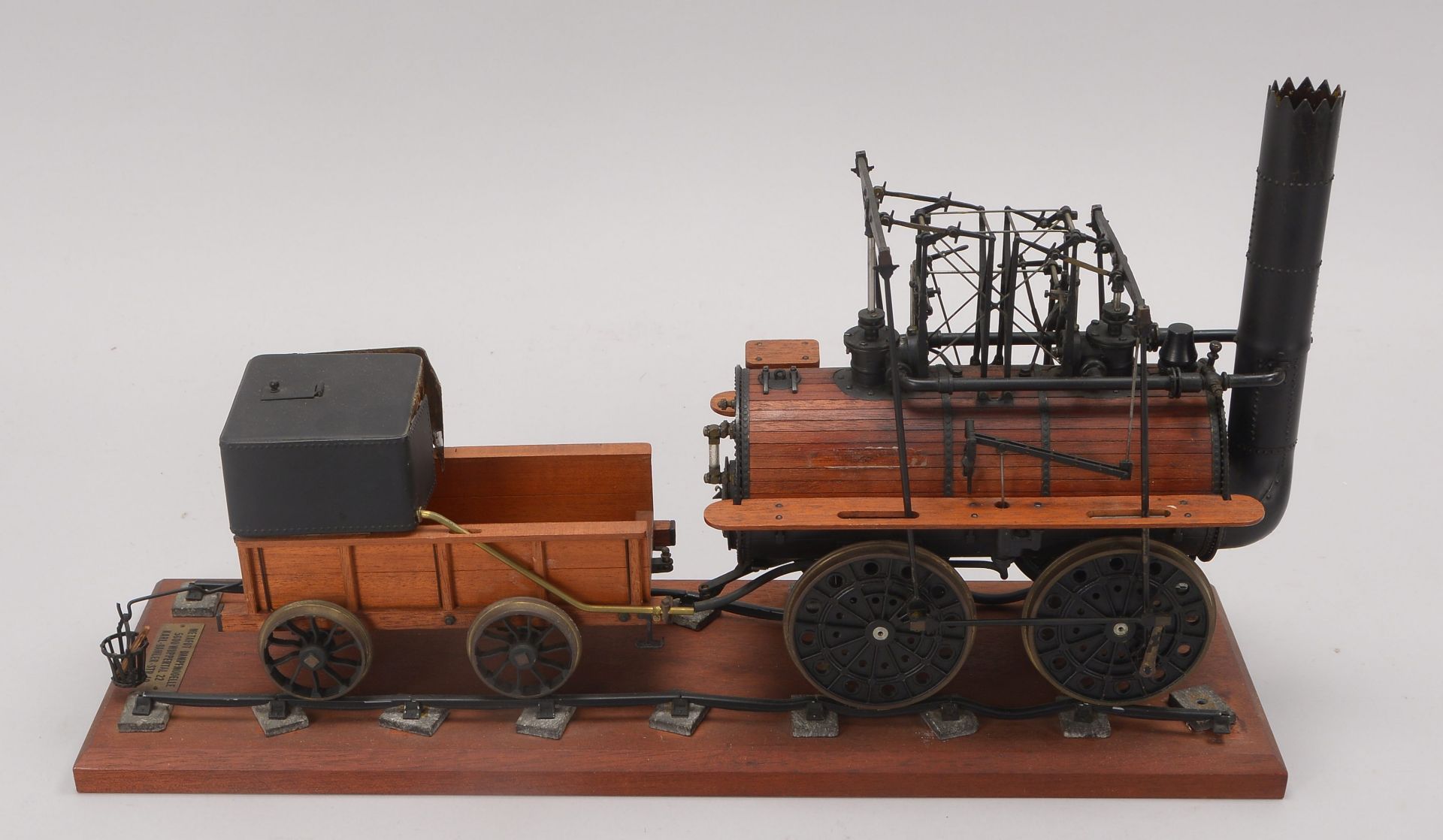 Dampfmaschinen - Modell, - Locomotion -, mit Anhänger auf Gleissockel, Metafot / Wuppertal, fahrbar, - Bild 2 aus 3