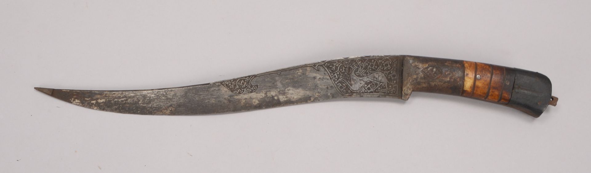Dolch (Iran), geschwungene Klinge mit Reliefdekor, Griff partiell mit Knochen staffiert, Laenge Klin