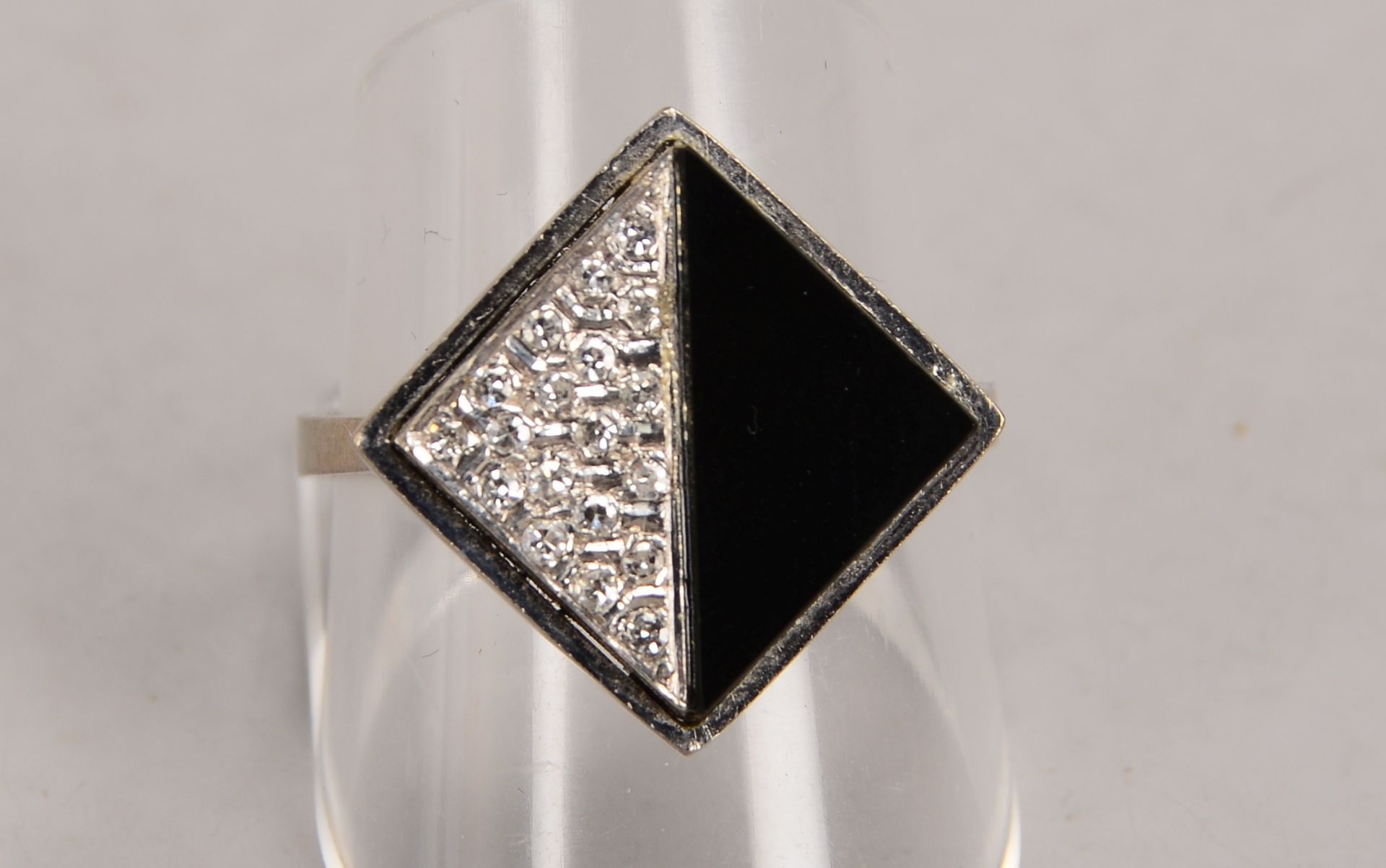 Ring, 585 WG (gest.), besetzt mit Brillanten und Onyx, RG 60, Gewicht 5,90 g - Image 2 of 2