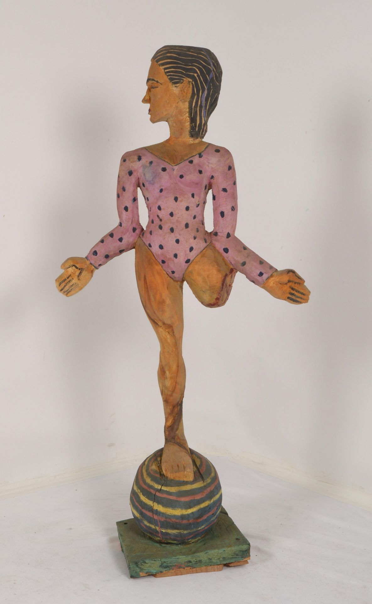 Zoyt (aka Hans-Peter Conen, 1957 Vancouver), Holzskulptur, -Frau mit amputiertem Bein-, Holz farbig
