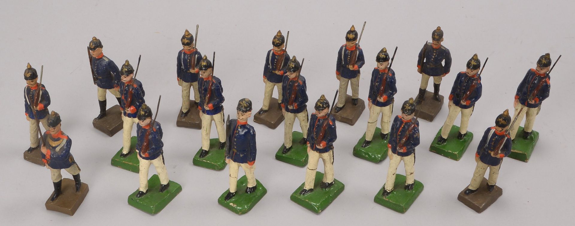 Kleine Soldatenfiguren-Sammlung (I. WK), -Infanterie-, Figuren teils Holz/teils Lineol, jeweils farb - Image 2 of 2