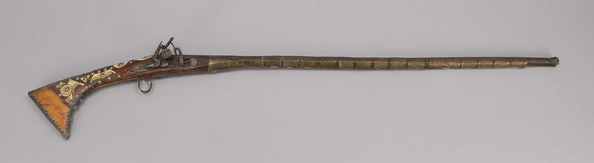 Reitergewehr (Marokko) - Dekorationsobjekt, mit Eisenteilen, ornamental verziert, Laenge 144 cm