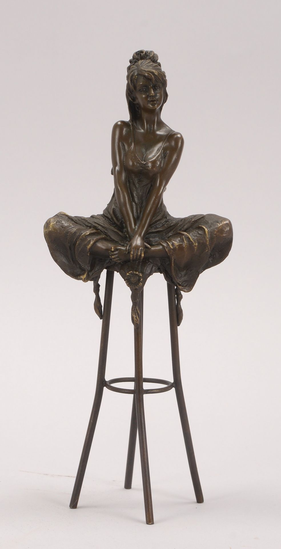 Skulptur (Bronzeguss nach Pierre Collinet), -Frau auf Barhocker-, Figur mit Giesserpfennig, Hoehe 29
