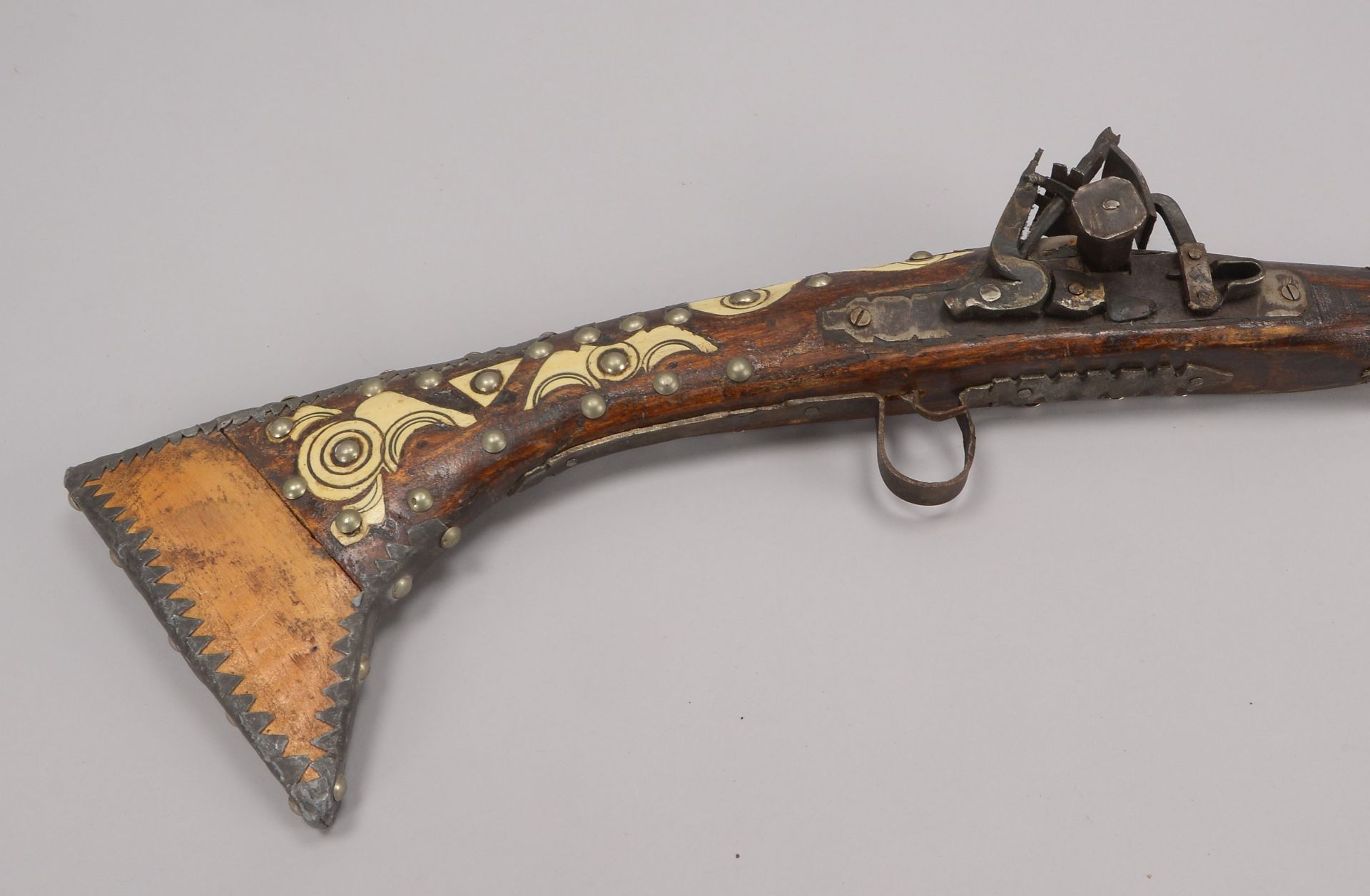 Reitergewehr (Marokko) - Dekorationsobjekt, mit Eisenteilen, ornamental verziert, Laenge 144 cm - Image 3 of 3