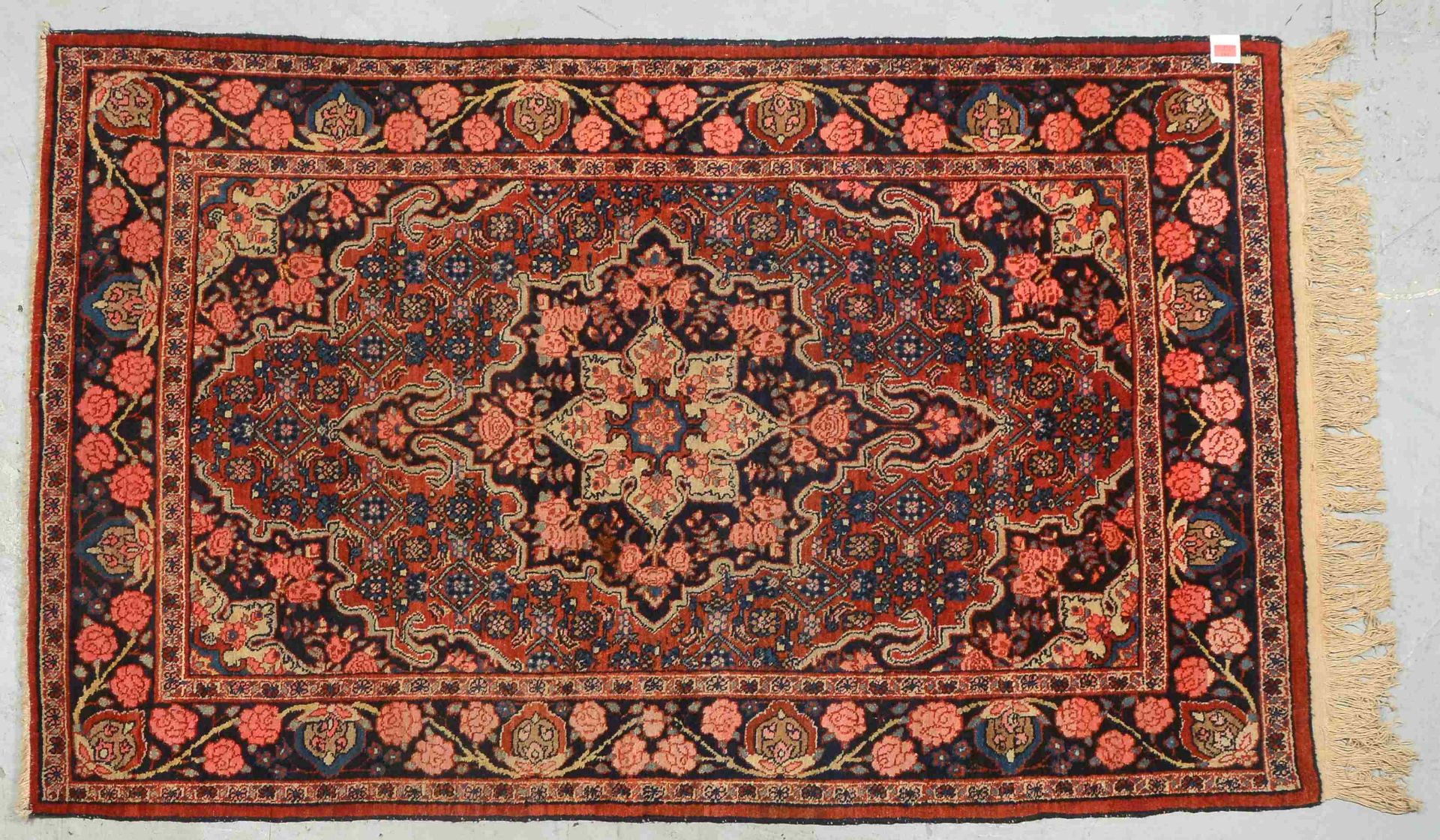 Orientteppich, feste Knuepfung, mit Rosenborduere, Flor in insgesamt gutem Zustand, Masse 209 x 129
