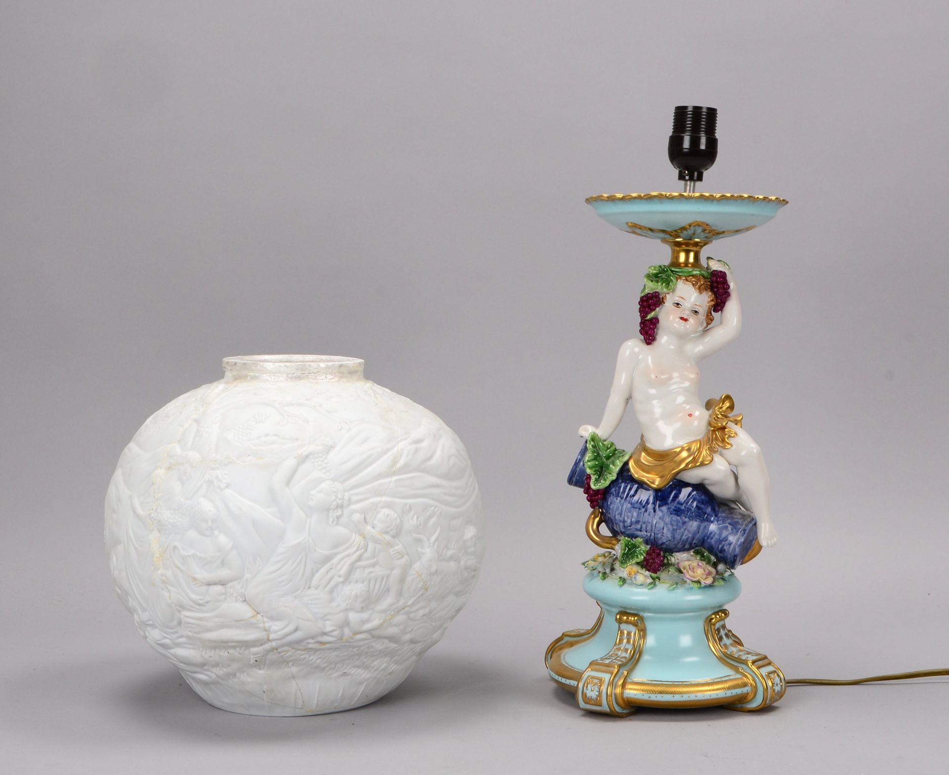 Tischlampe, figuerlicher Porzellanfuss, Motiv &#039;Maedchenfigur auf Tonkrug mit Trauben&#039;, gem