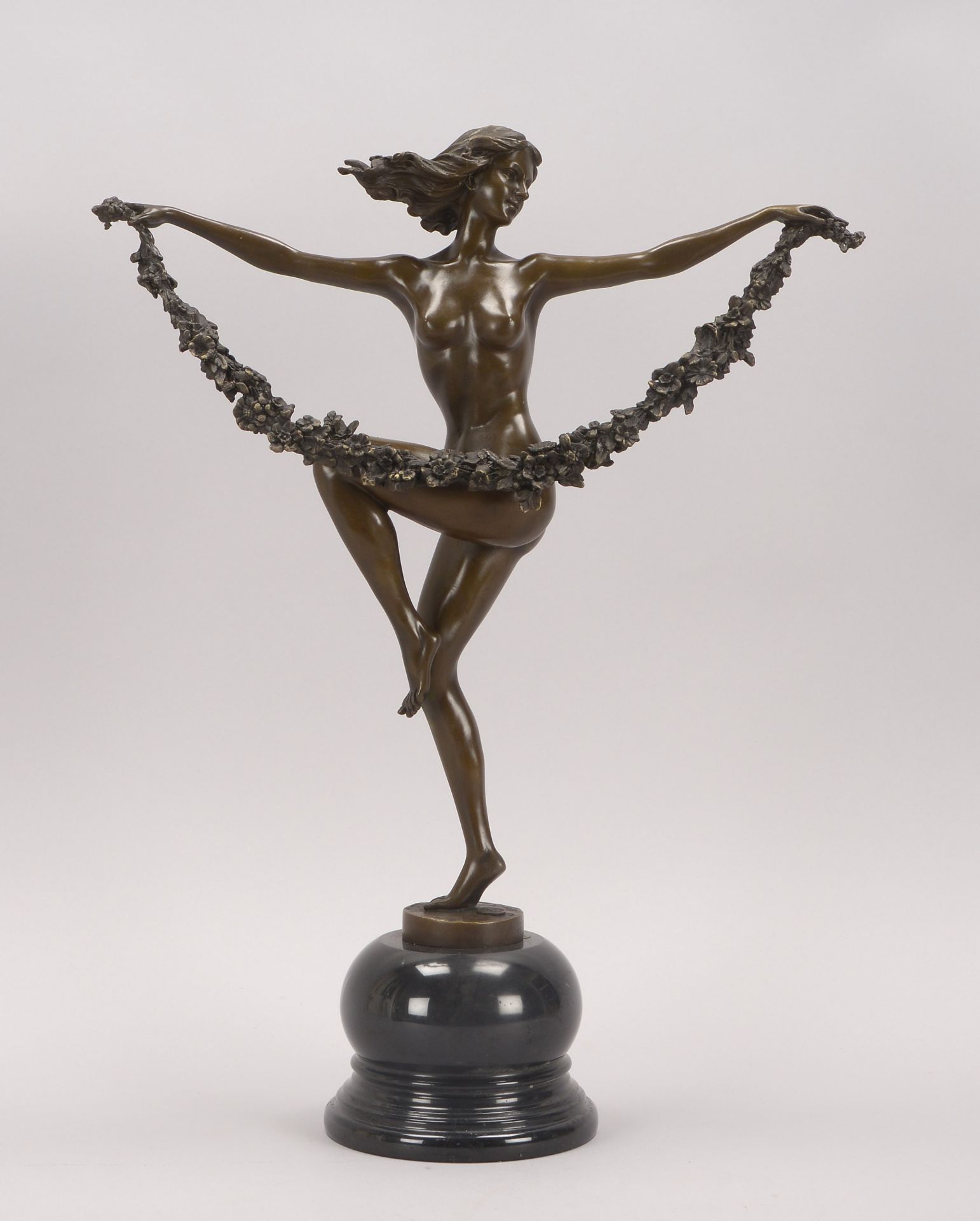 Skulptur (Bronzeguss nach Pierre Collinet), -Taenzerin mit Blumengirlande-, Figur mit Giesserpfennig