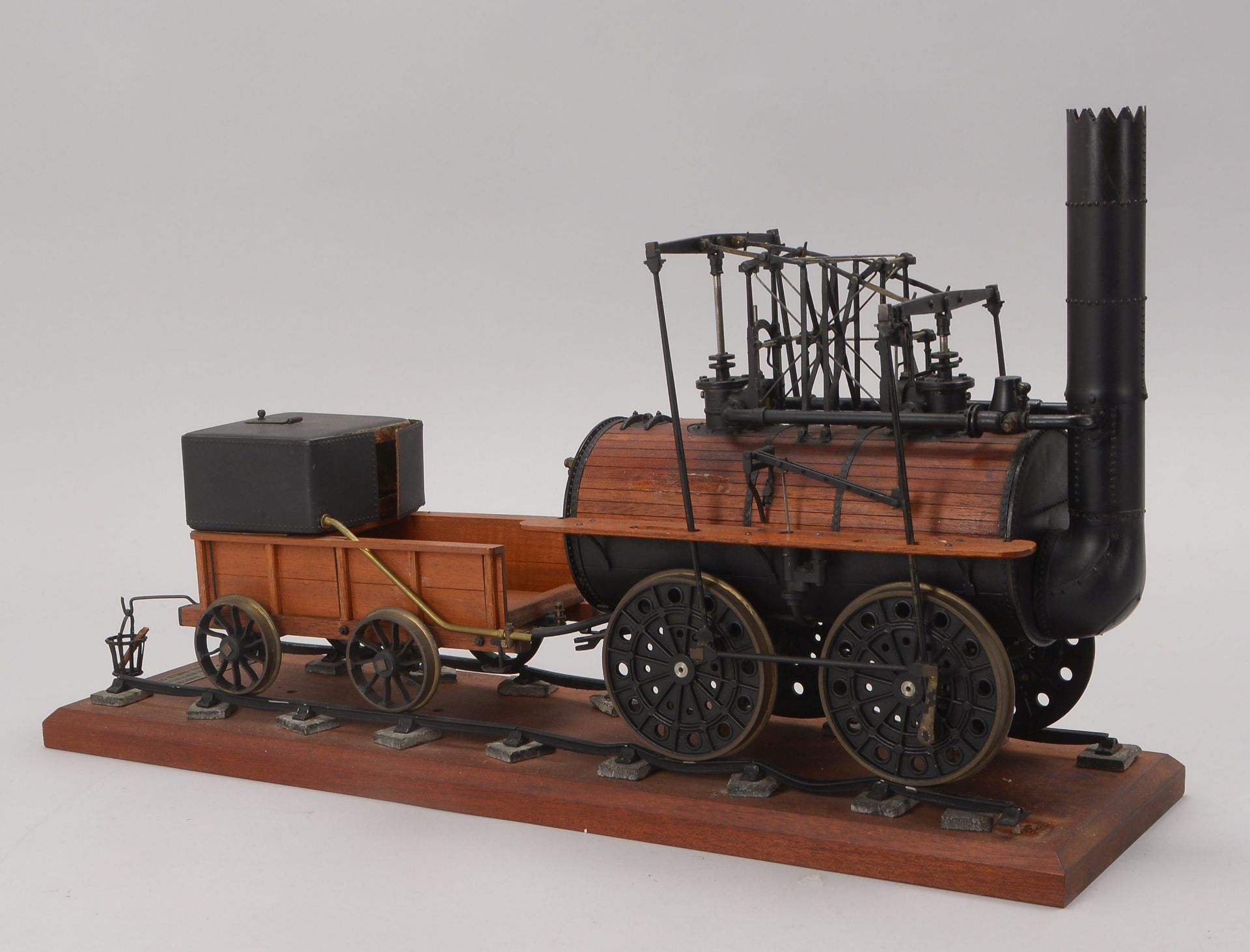 Dampfmaschinen - Modell, - Locomotion -, mit Anhänger auf Gleissockel, Metafot / Wuppertal, fahrbar, - Bild 3 aus 3