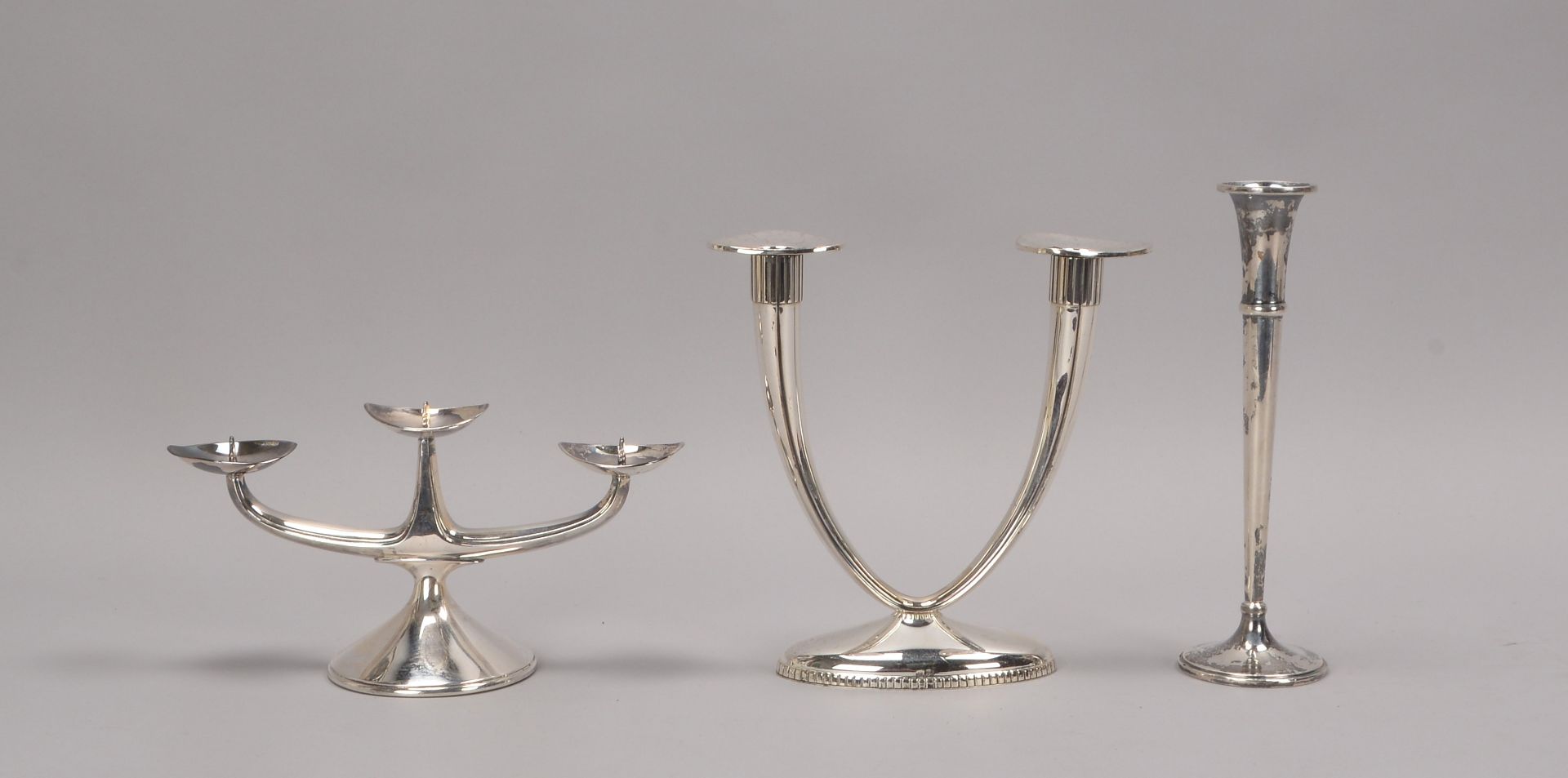 Kleines Silberteile-Konvolut, 3 St&uuml;ck: Vase und Kerzenleuchter/3-flammig, Sterlingsilber, sowie